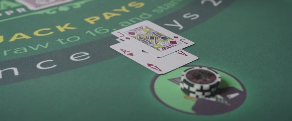 dos cartas en la mesa de blackjack.